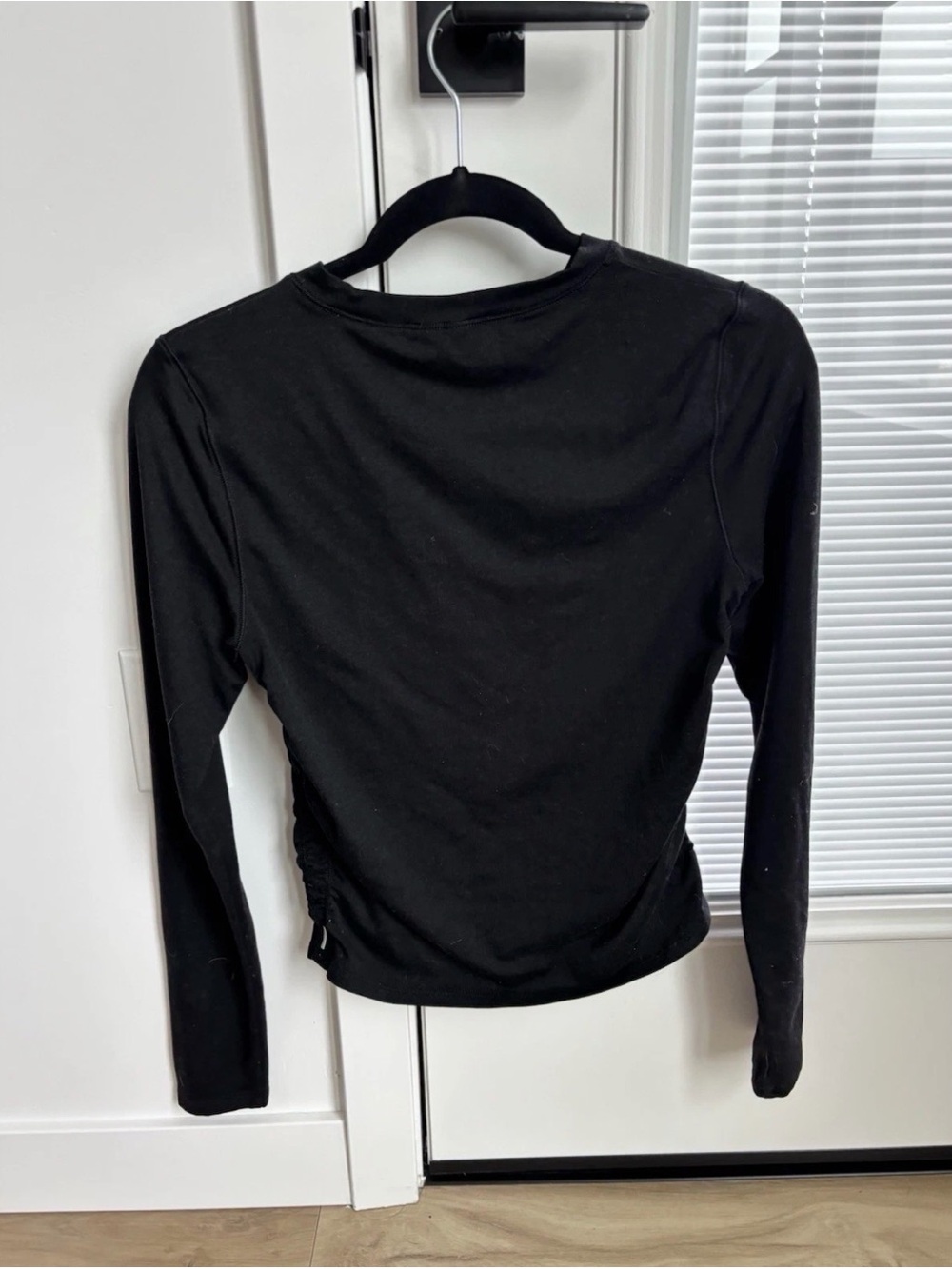 Vuori women’s Large Black Long-Sleeve Crew Top